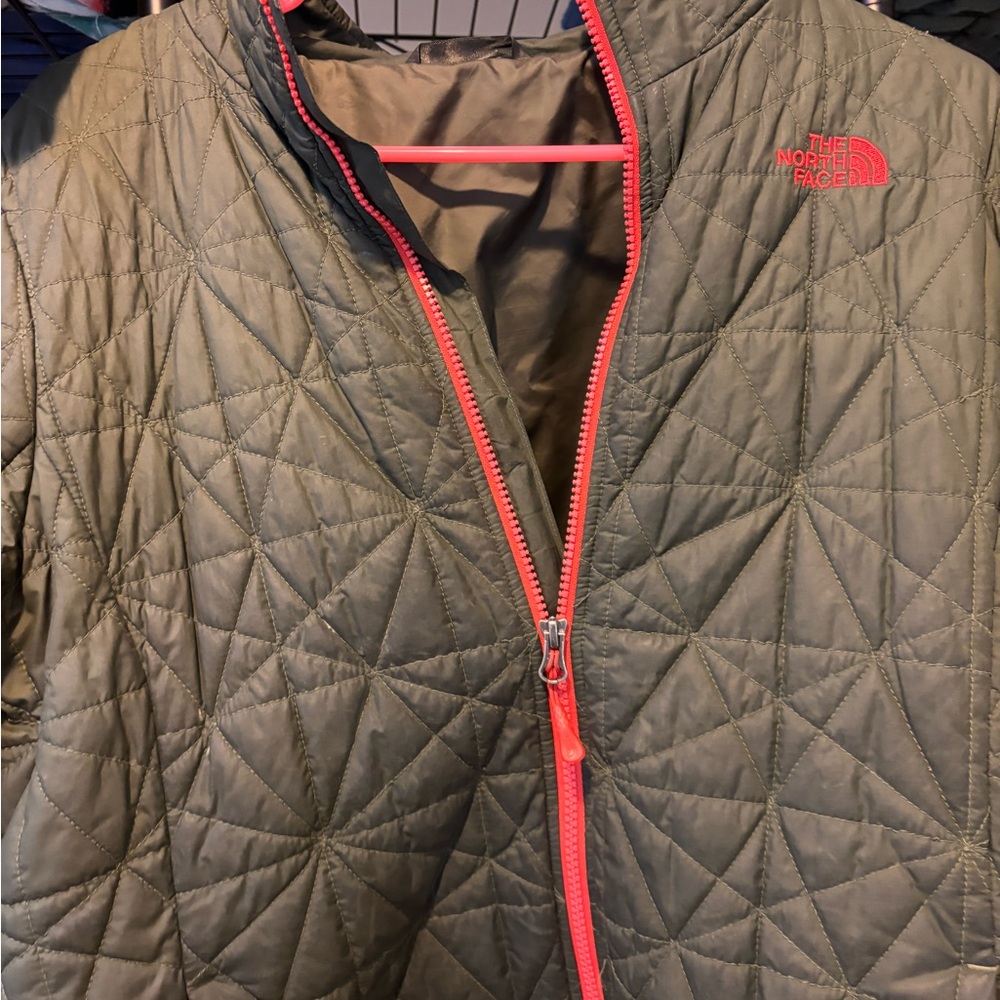 The North Face Olive Green Quilted Jacket with Red Logo - Picture 5 of 7